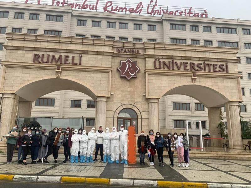 Yarının Sağlık Profesyoneli olan öğrencilerimiz uygulamalı derslere tam kadro katılıyorlar