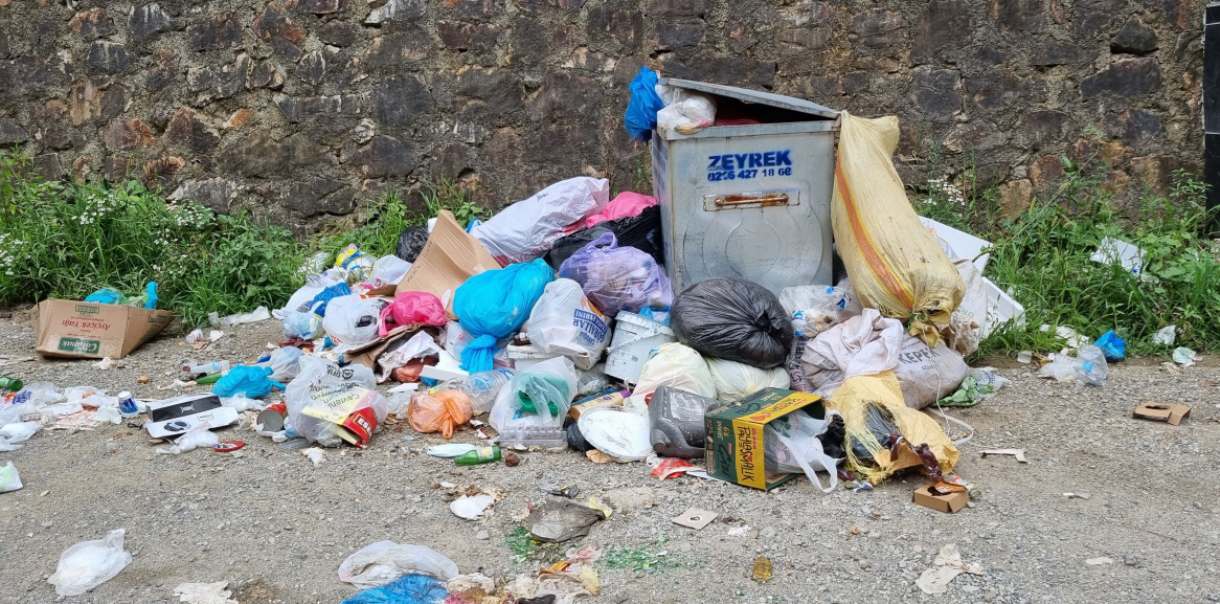 Kozköy Köyü Yol Ayrımı Çöp Yığınına Dönmüş