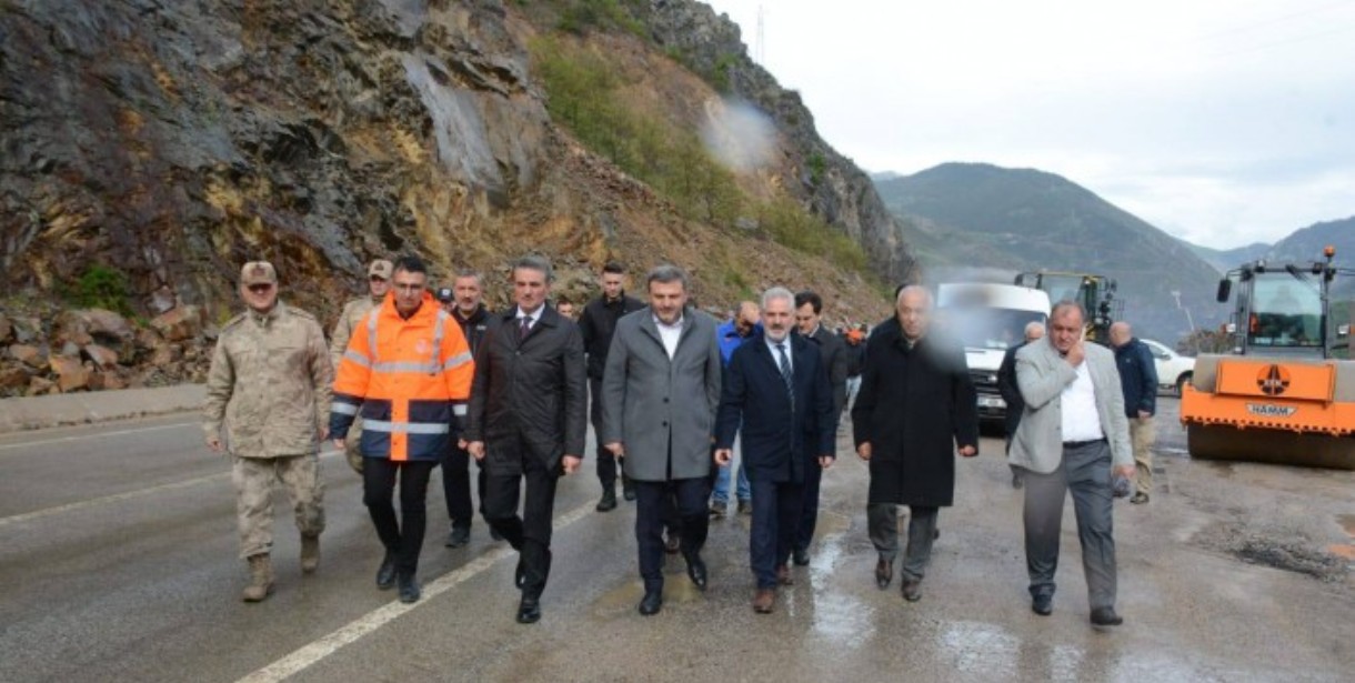 Heyelanlı yol kontrollü olarak ulaşıma açıldı
