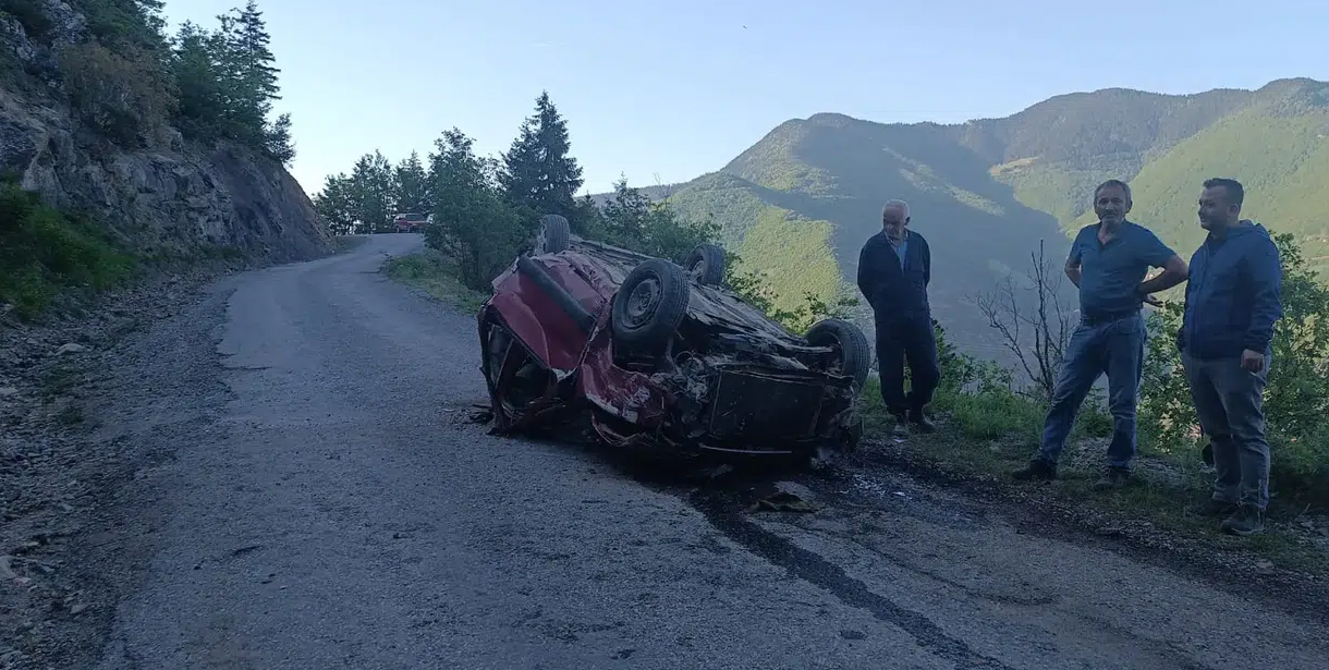 Kürtün'de otomobil uçuruma yuvarlandı: 2 yaralı